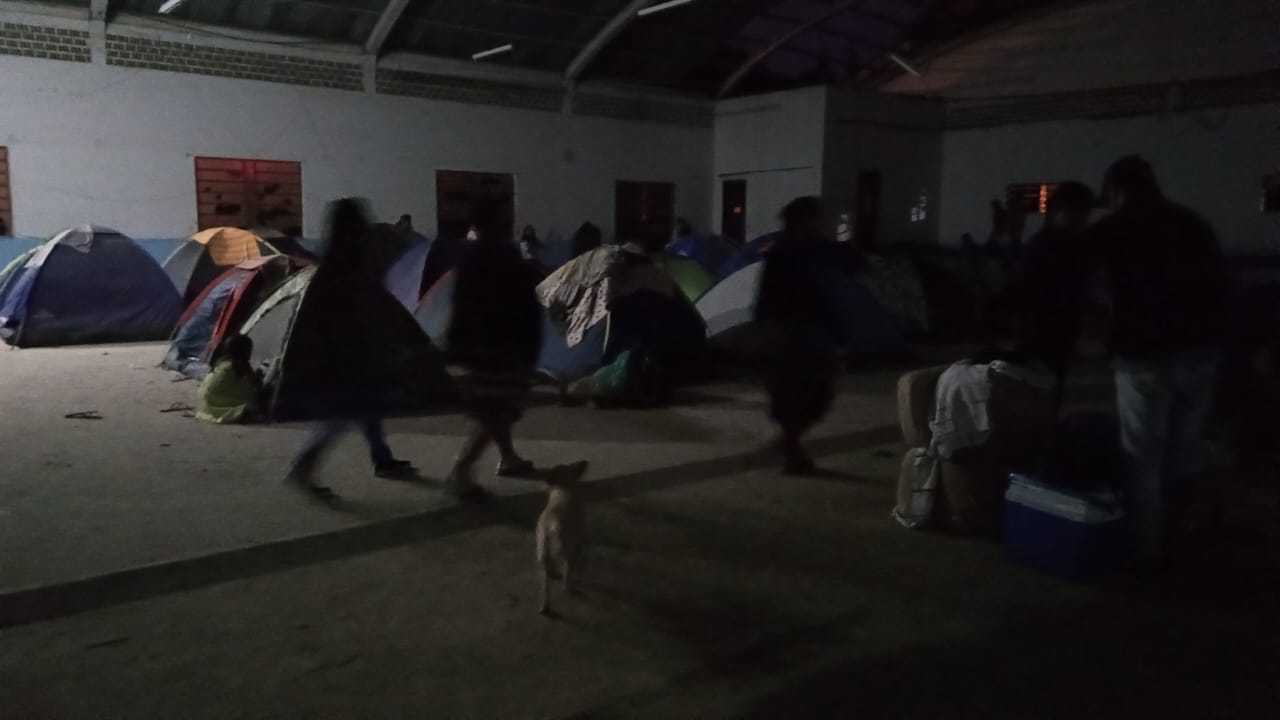 Barracas em galpão, abrigo de indígenas em santa catarina