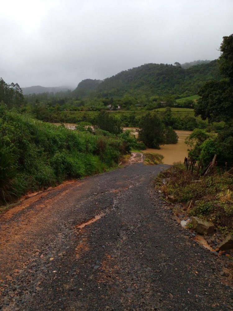 estrada danificada, com rachaduras e alagamento, na terra indígena em santa catarina