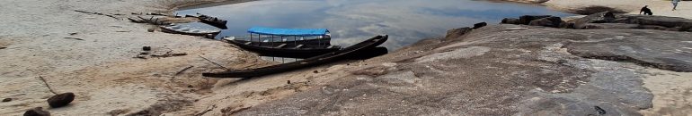 Indígenas cavam poço em rio seco para achar água no Amazonas